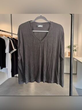Herizon Black V-Neck Long Sleeve Top. Size M